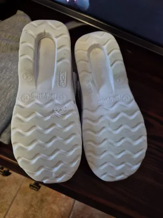 Zuecos médicos blancos