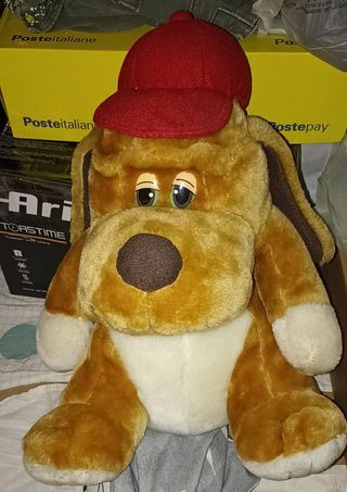 Pupazzo a forma di cane con cappellino