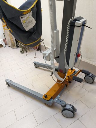 Grúa transporta personas