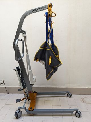 Grúa transporta personas
