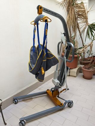 Grúa transporta personas