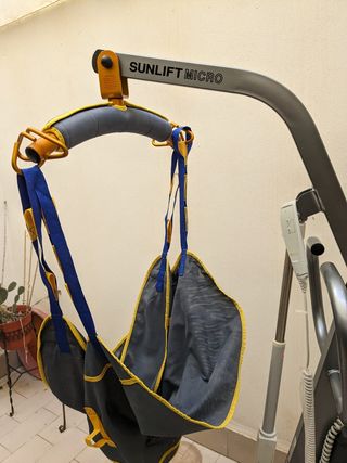 Grúa transporta personas