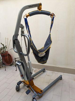 Grúa transporta personas