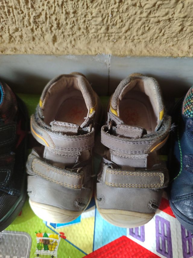 Lote de niños de zapatos y sandalia