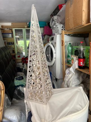 lampada in plastica dura con forma piramidale