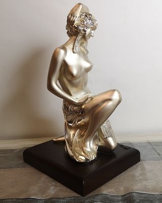 Escultura Mujer Modernista