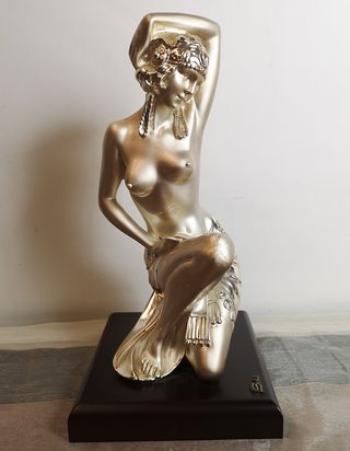 Escultura Mujer Modernista