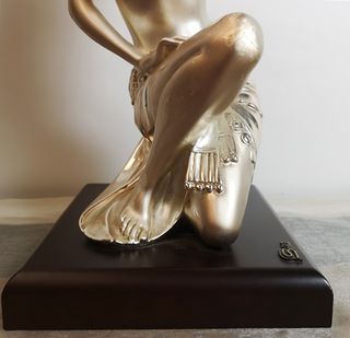 Escultura Mujer Modernista