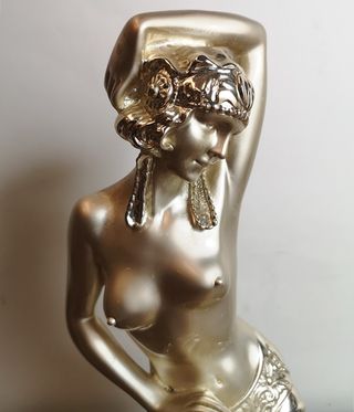 Escultura Mujer Modernista