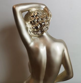 Escultura Mujer Modernista