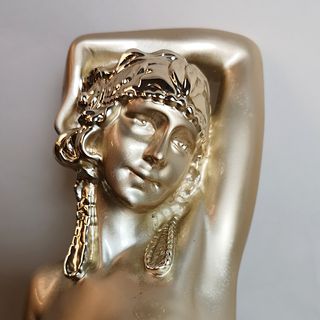 Escultura Mujer Modernista