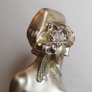 Escultura Mujer Modernista