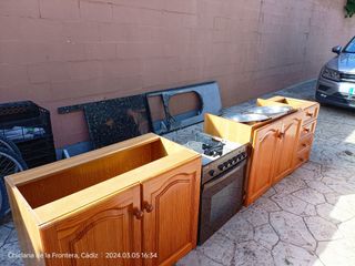 Cocina de madera con fregadero y encimera granito