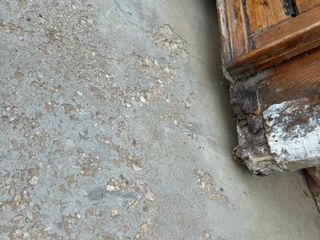 Puerta madera maziza con mas de 100 años.