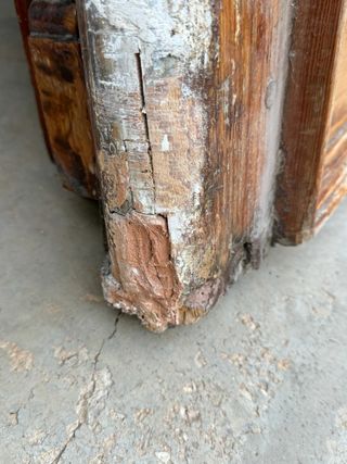 Puerta madera maziza con mas de 100 años.