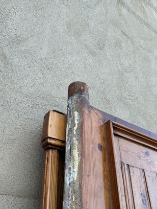 Puerta madera maziza con mas de 100 años.