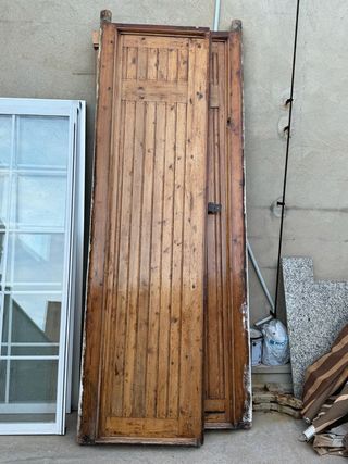 Puerta madera maziza con mas de 100 años.