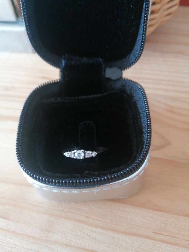 Anello in argento placcato oro con zirconi