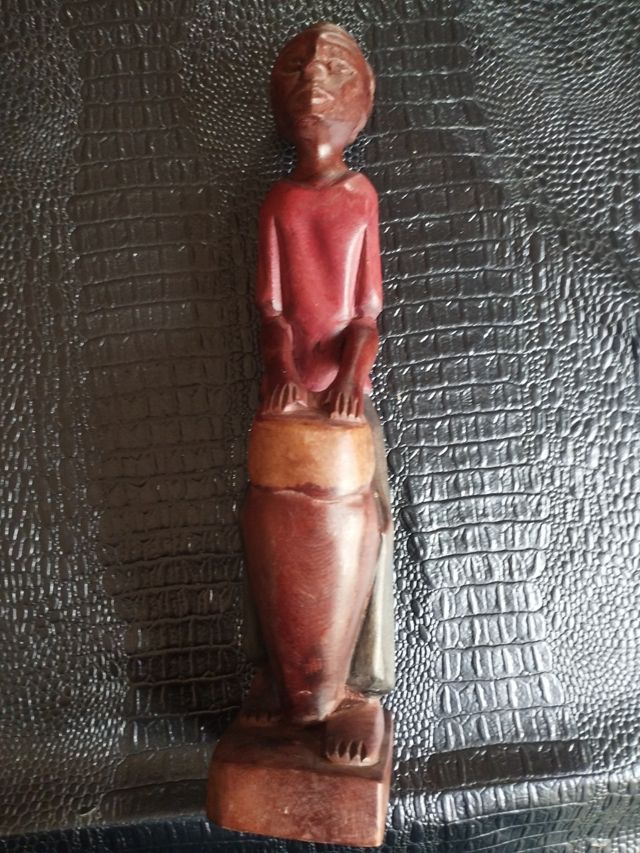 Talla africana. Músico tocando tambor