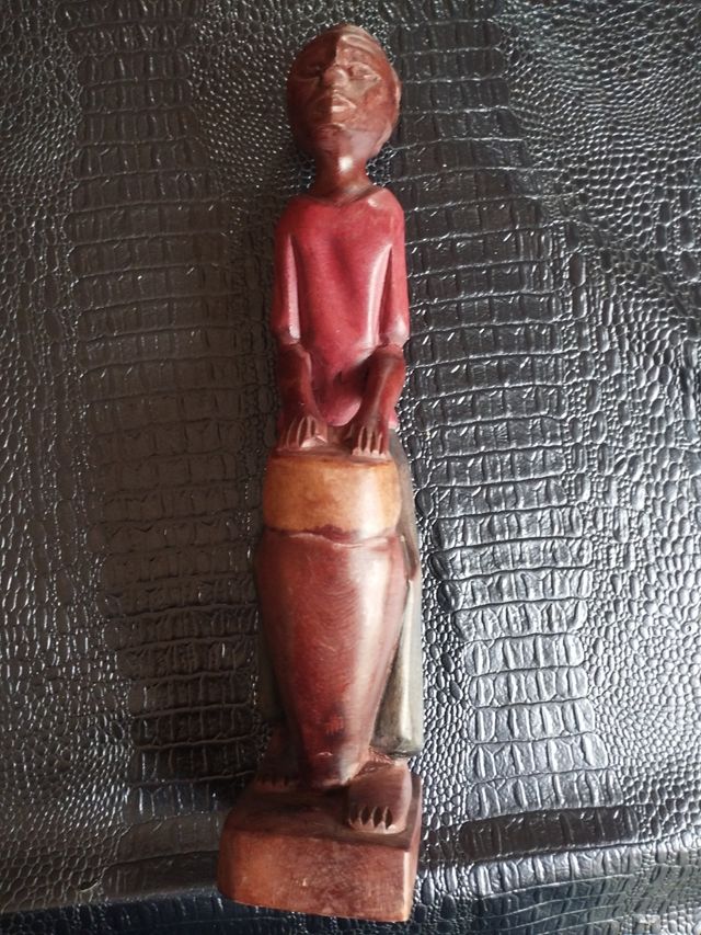 Talla africana. Músico tocando tambor