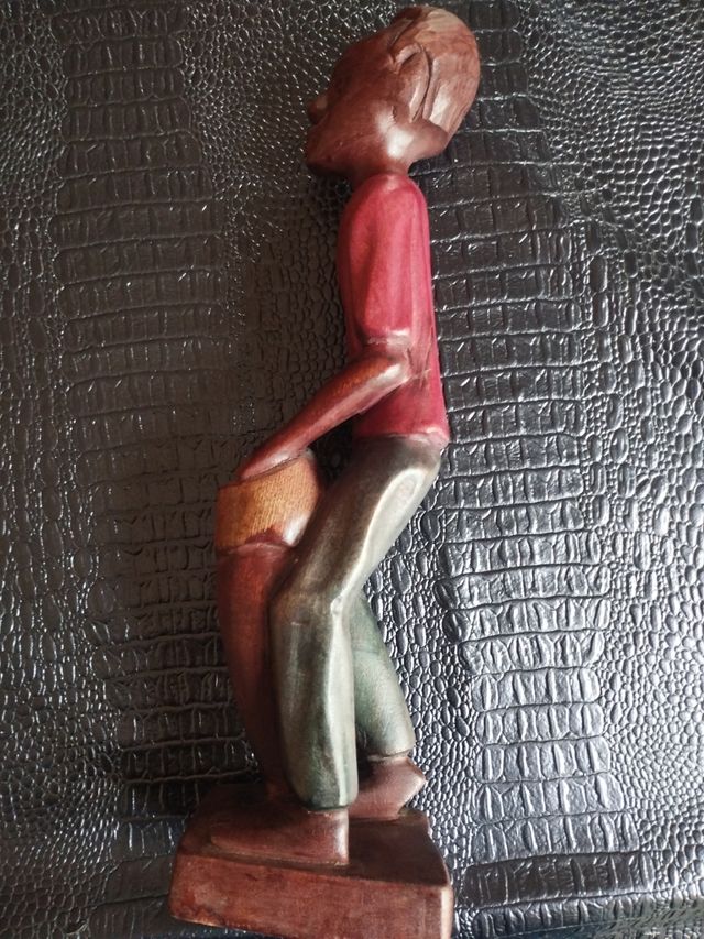 Talla africana. Músico tocando tambor