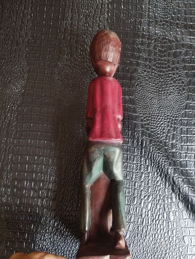 Talla africana. Músico tocando tambor