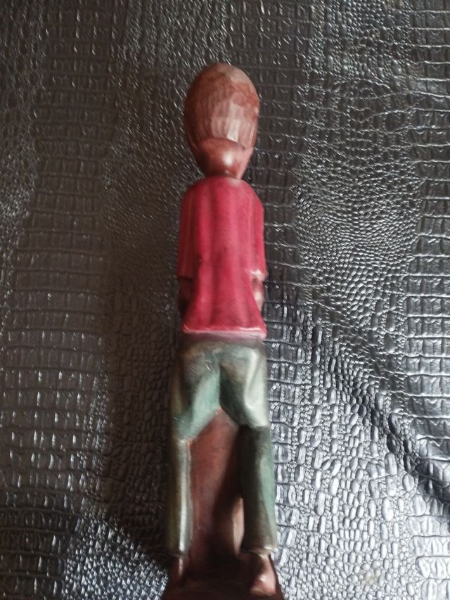 Talla africana. Músico tocando tambor