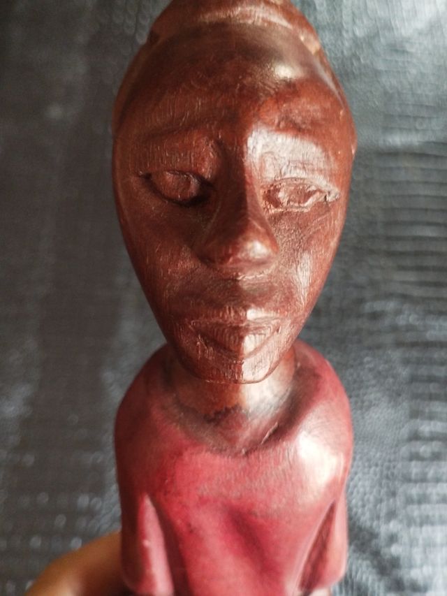 Talla africana. Músico tocando tambor