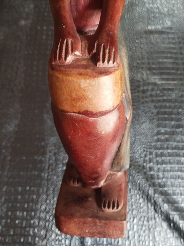 Talla africana. Músico tocando tambor