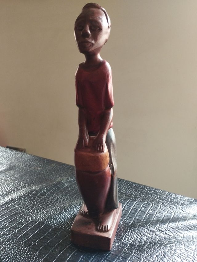 Talla africana. Músico tocando tambor