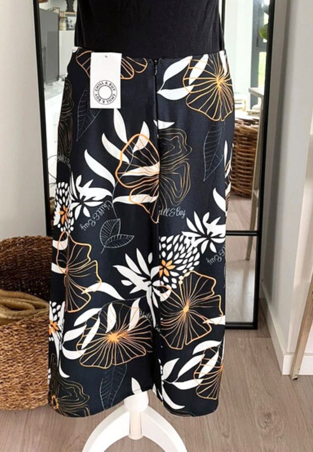 Falda midi negra estampada