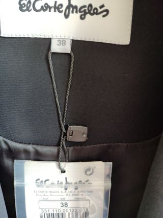 Americana negra con etiqueta 38