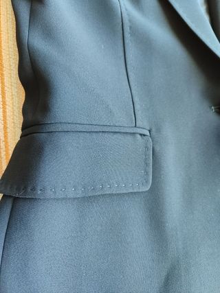 Americana negra con etiqueta 38