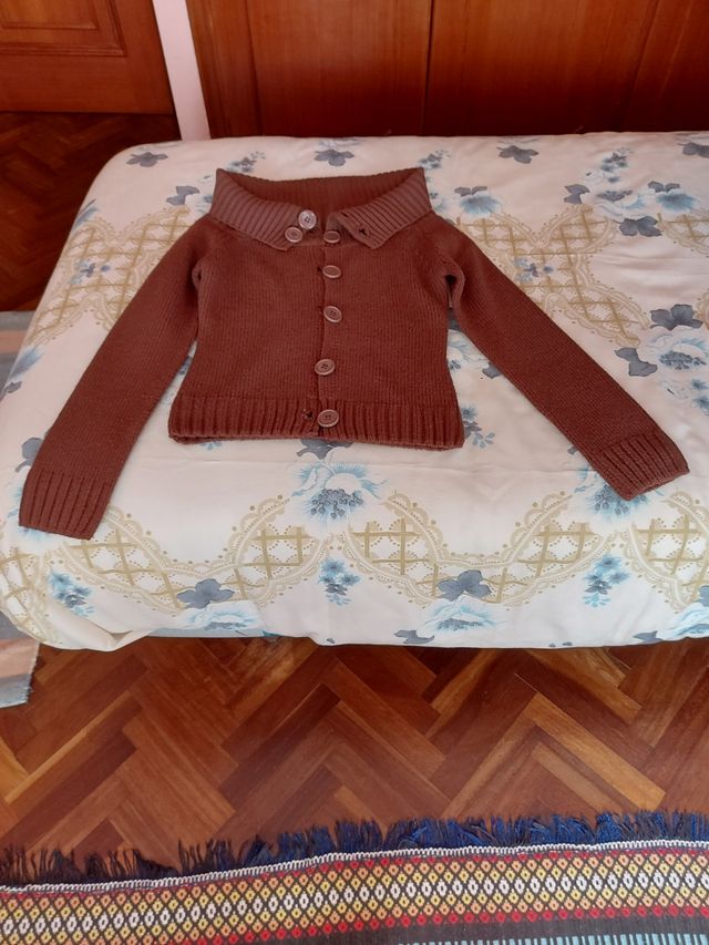 Chaqueta marron basica, cuello barco.