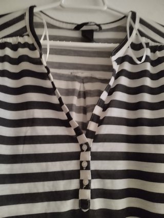 Camiseta HM rayas blancas y negra