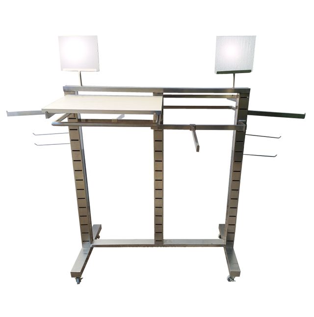 Perchero expositor para tienda de ropa.