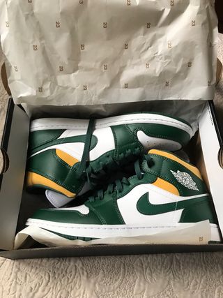Jordan 1 mid color blanco y verde