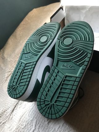 Jordan 1 mid color blanco y verde