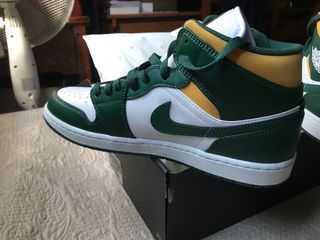 Jordan 1 mid color blanco y verde