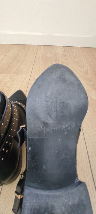 Botines negros con tachuelas doradas