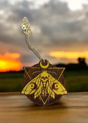 Collana esoterica falena con teschio