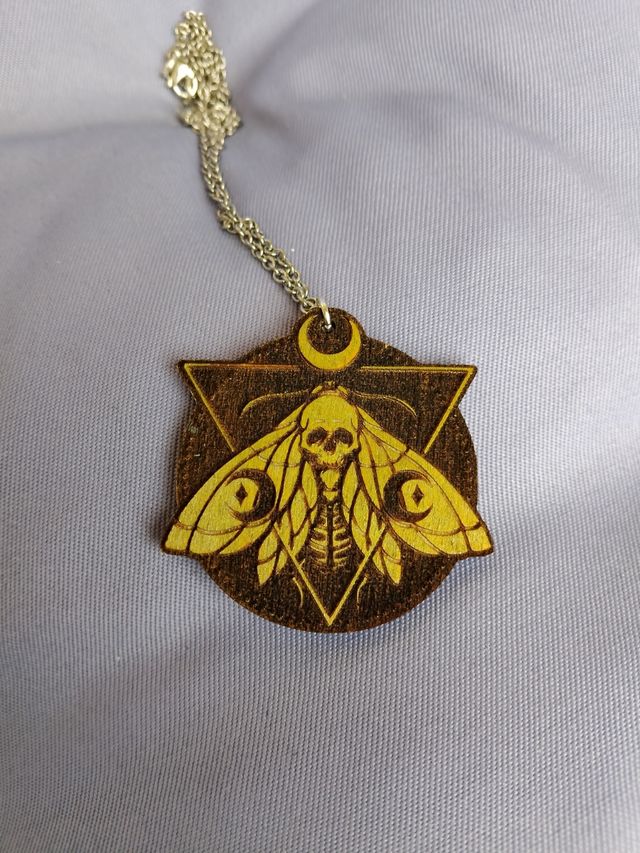 Collana esoterica falena con teschio