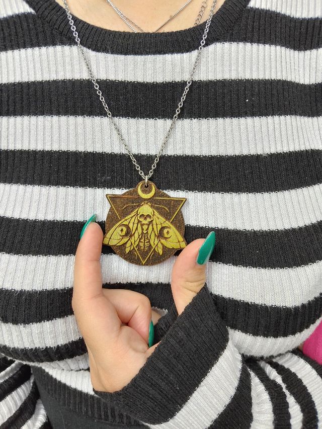 Collana esoterica falena con teschio