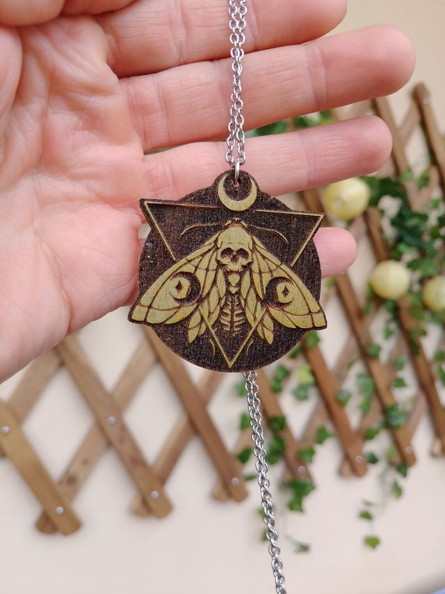 Collana esoterica falena con teschio