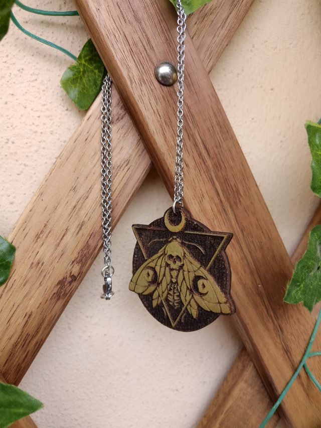 Collana esoterica falena con teschio