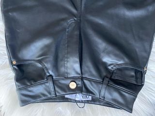 Pantalón mom fit tiro alto efecto piel (ZARA 32)