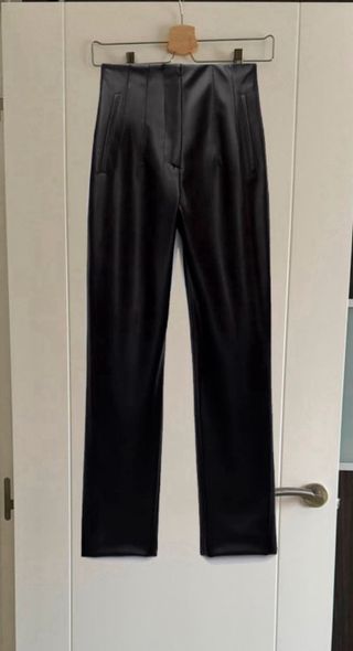 Pantalón tiro alto efecto piel (ZARA XS)