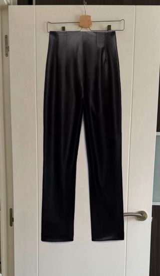 Pantalón tiro alto efecto piel (ZARA XS)