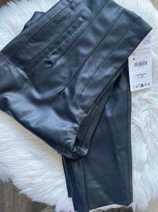 Pantalón tiro alto efecto piel (ZARA XS)