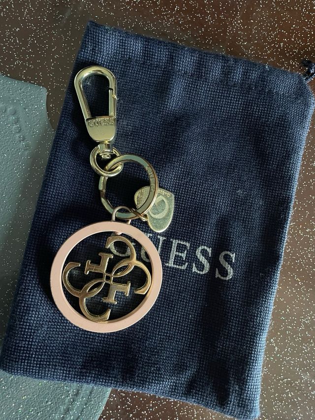 Portachiavi Guess rosa e dorato